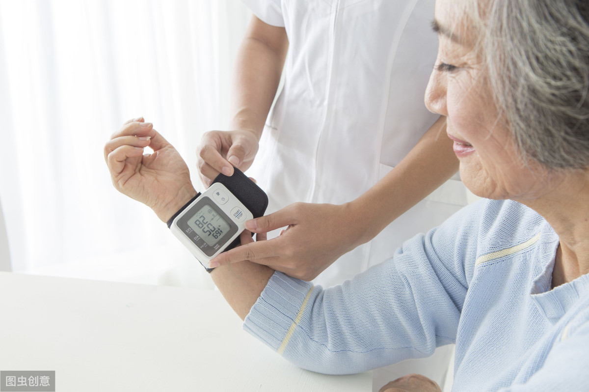 如何选择电子血压计？一天该测几次血压？