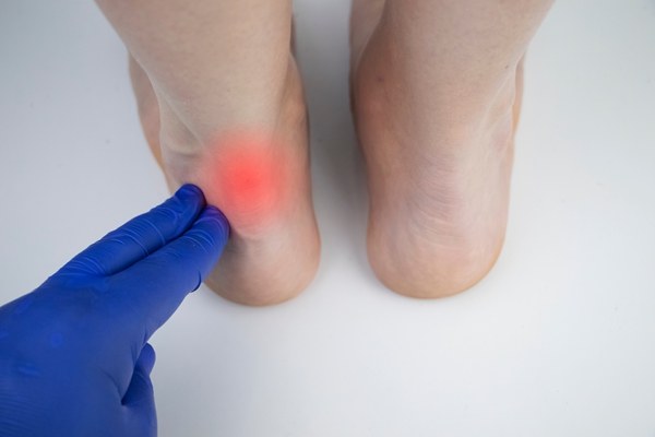 脚后跟总是隐隐作痛，怎么办？中医专家：5个方法有效缓解足跟痛