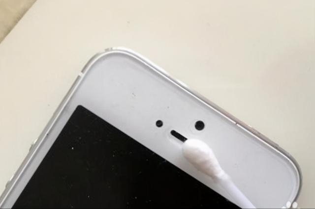 苹果如何清理话筒灰尘（手机听筒有灰尘怎么清理）(1)