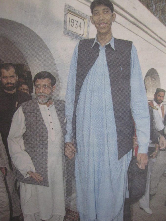 世界上最大的人（世界上最高的人，几乎比姚明还高一倍）