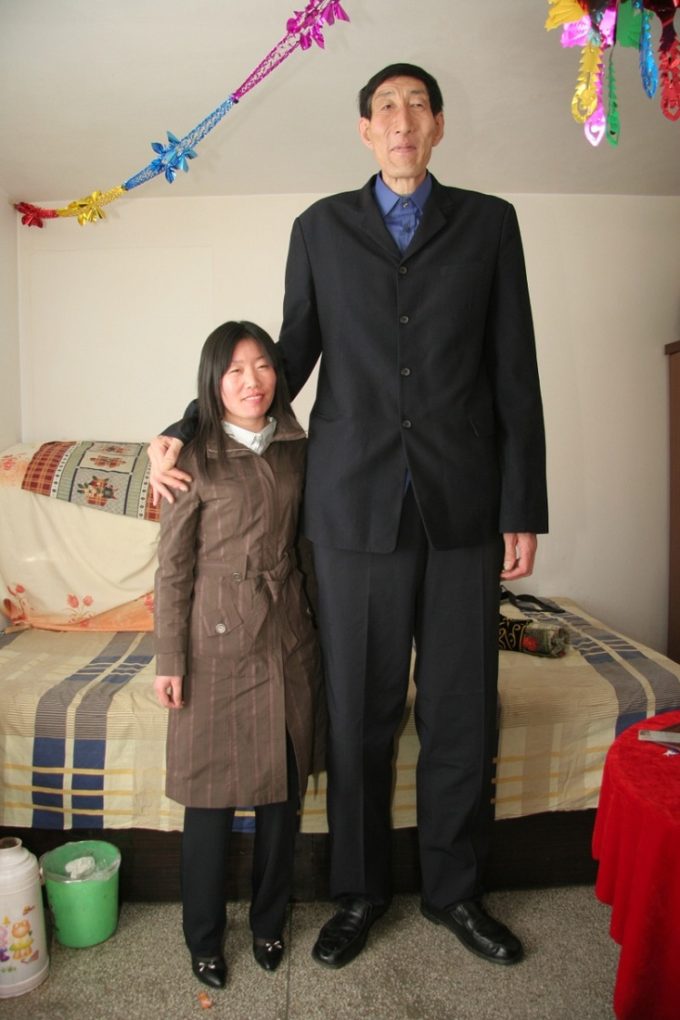 世界上最高的人，几乎比姚明还高一倍，太惊人了
