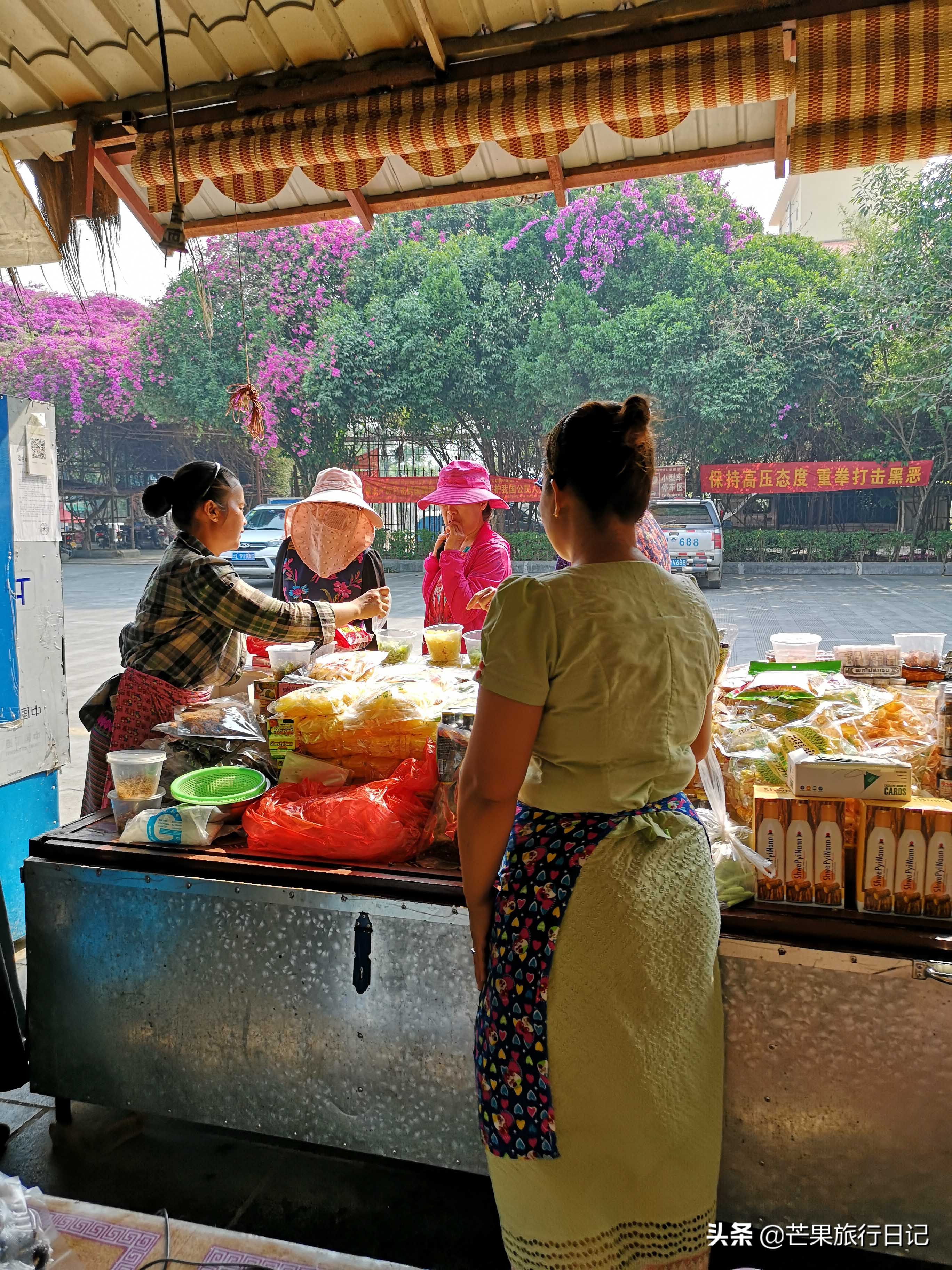 云南边境城市瑞丽，三面都与缅甸相连，街上随处可见缅甸女人