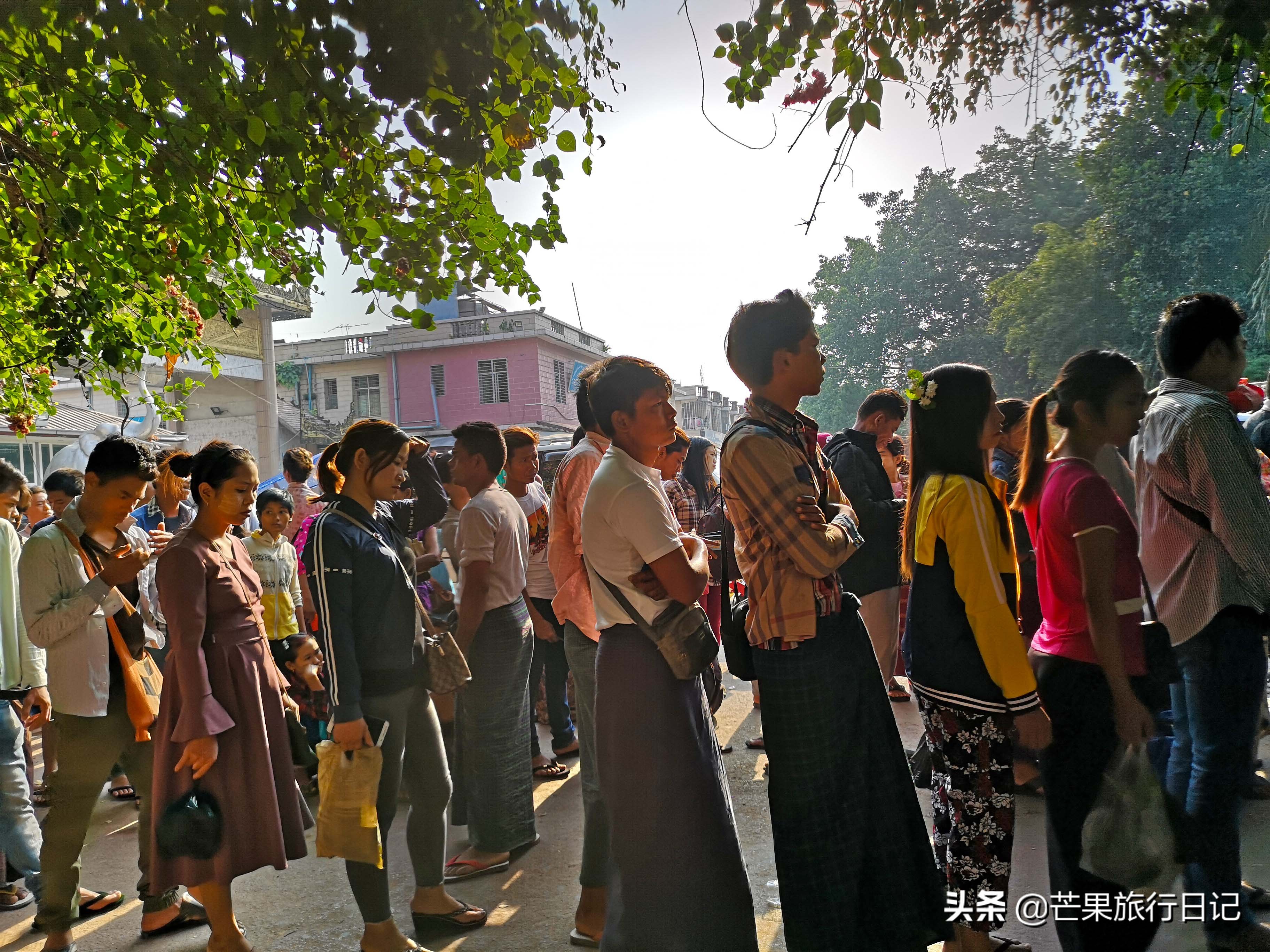 云南边境城市瑞丽，三面都与缅甸相连，街上随处可见缅甸女人
