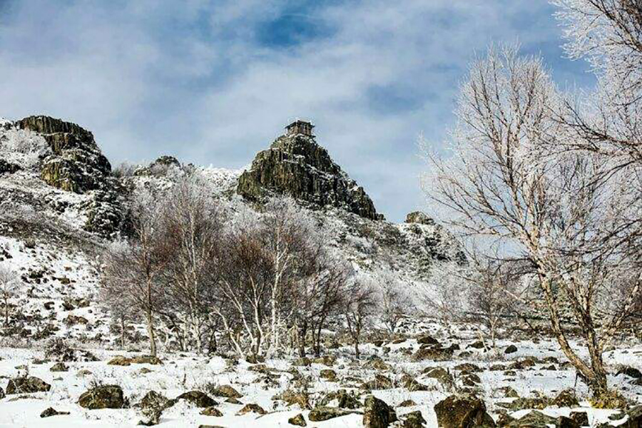 内蒙古兴安盟唯一的县，和吉林省交界，最高峰为老头山