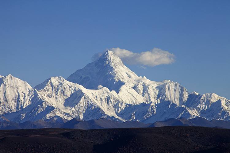 珠穆朗玛峰是世界最高峰，但若从山脚到山顶来算，此山是它3倍高