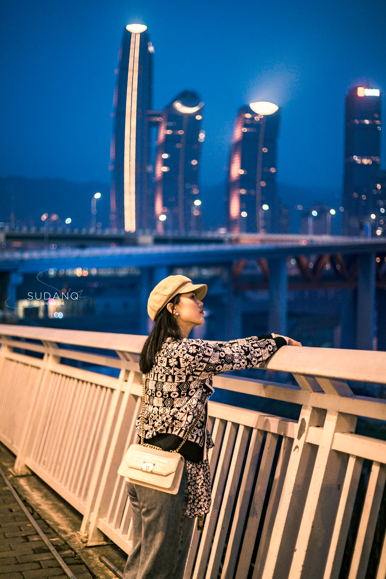 重庆千厮门大桥，世界最大跨径单塔单索面斜拉桥，颜值极高人气旺