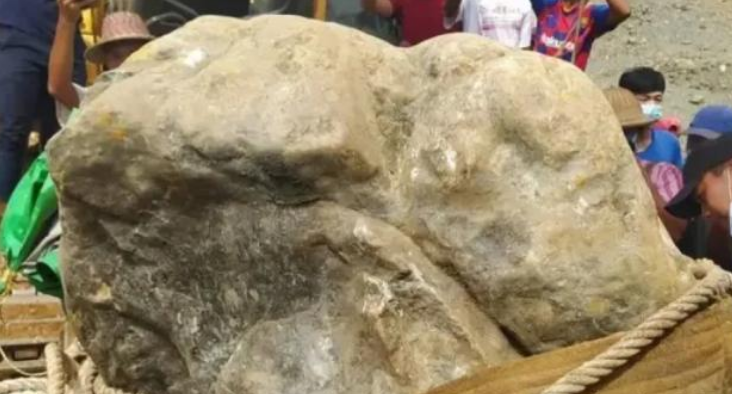 来自世界各地的天价翡翠原石，巨大无比，一件比一件惊人和有故事