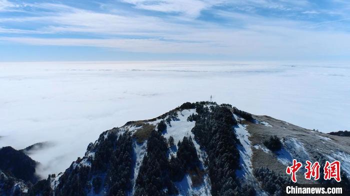 湖北神农架：云海流淌雪山间