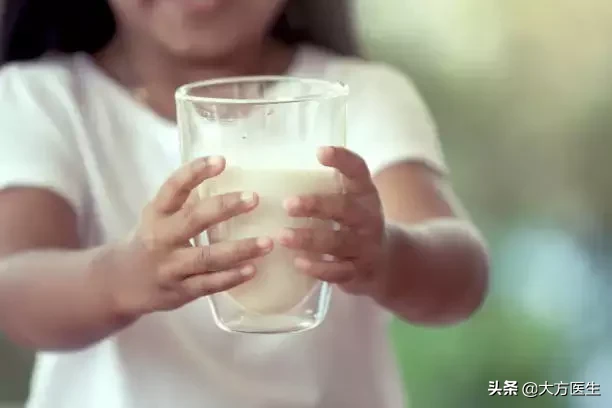牛奶与钙片，哪个更补钙？真相出乎意料！