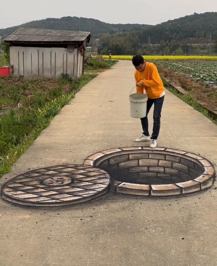 农村小伙“3D立体画”吓呆路人，震惊3亿老外，这种路你敢走吗？