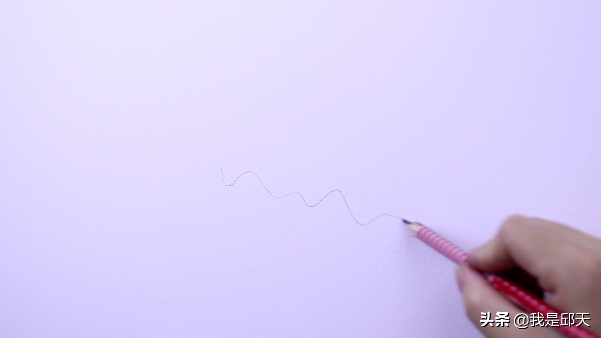 墙上总被小孩乱涂乱画，教你不用一滴水，就能轻松去除各种笔迹