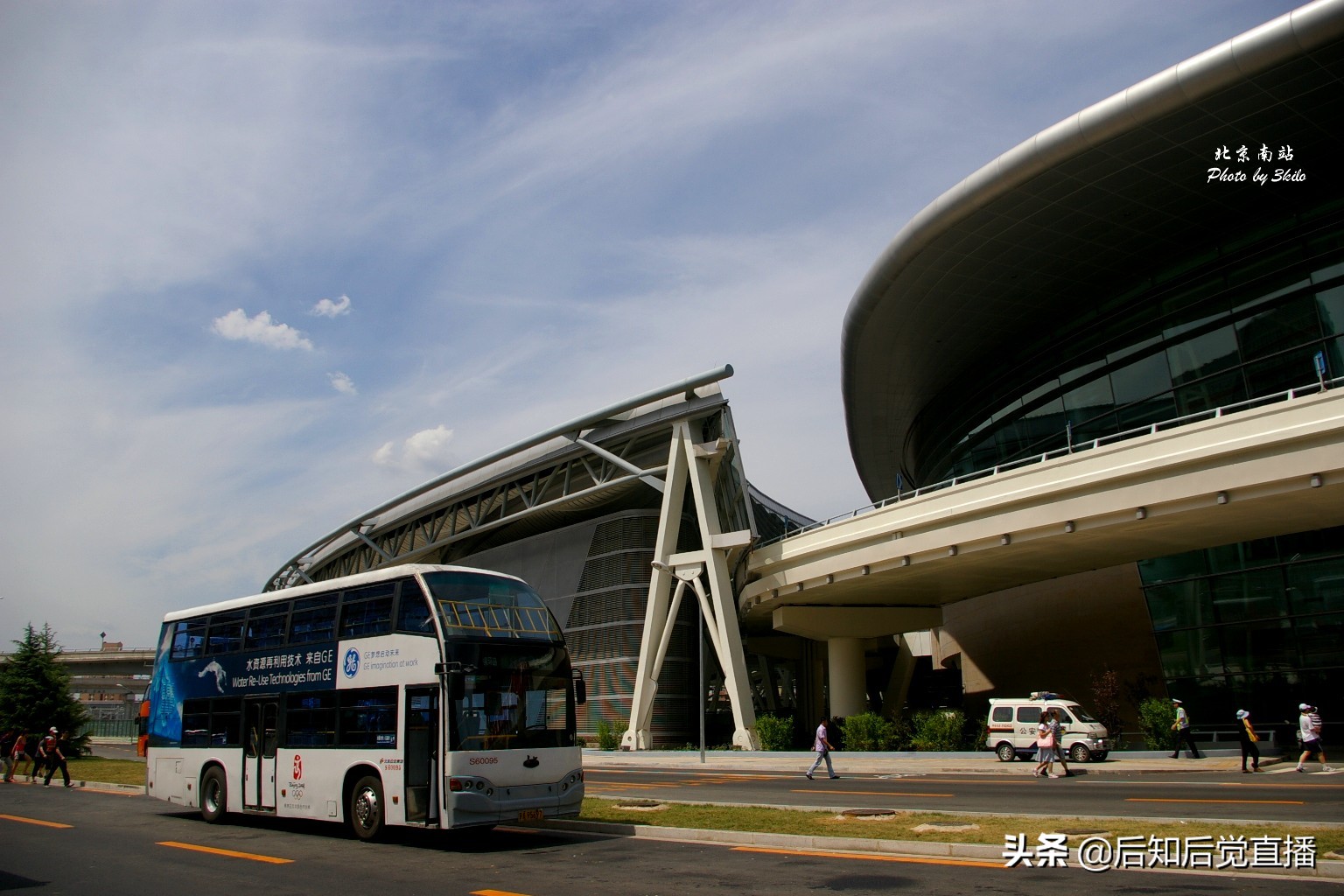 北京南站站房为双曲穹顶外形为椭圆结构 远观似飞碟 精彩照片欣赏