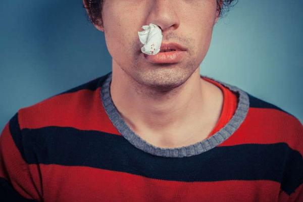 鼻咽癌的症状与表现（经常流鼻血，或是鼻咽癌？医生：若伴有这5种症状，还真别忽视）