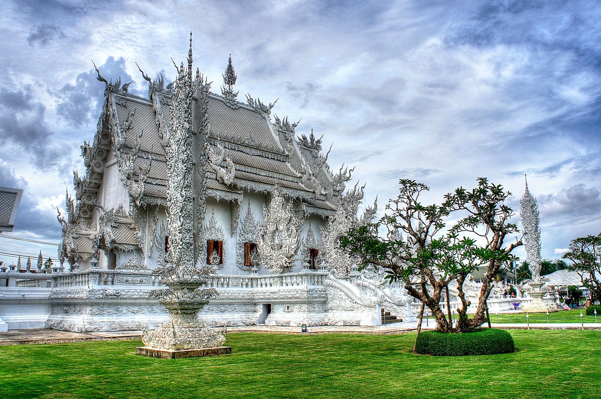 夜探泰国国宝级寺院“玉佛寺”月光下的它更显神秘辉煌！