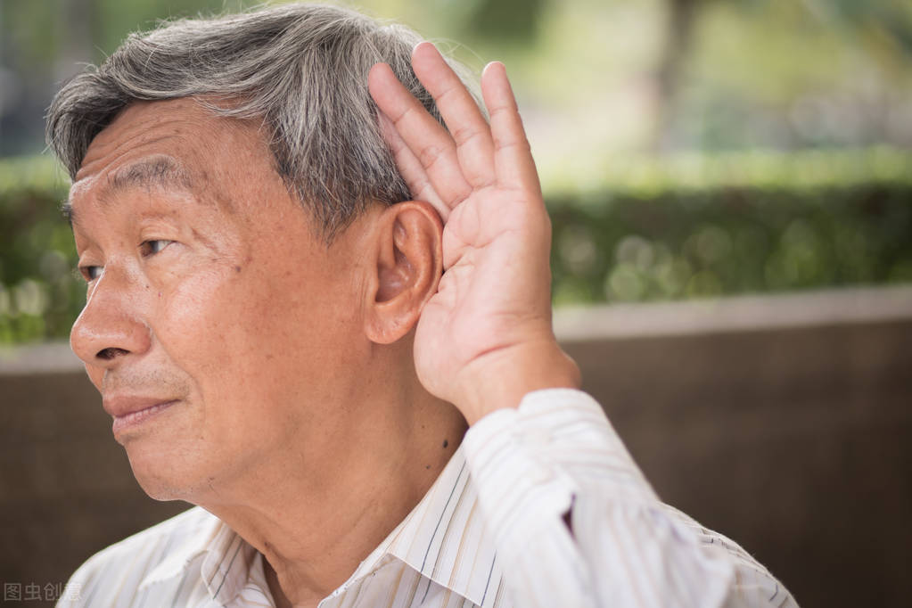 老人耳朵聋怎么办改善（老人听力不好怎么办？改善老人听力的5个方法）