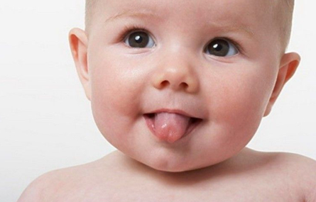 婴儿舌苔厚白是怎么回事（婴儿舌苔厚白是怎么回事 宝宝舌苔厚白怎么调理）