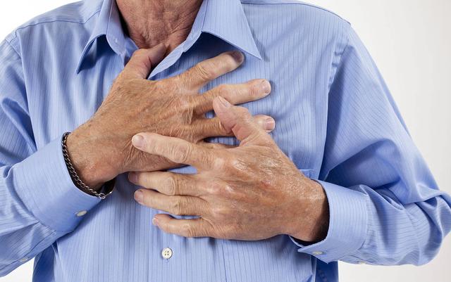 右胸疼是怎么回事有什么预兆（右胸上方隐隐作痛，是肺结节恶化了？提醒：或许可能是这6种情况）