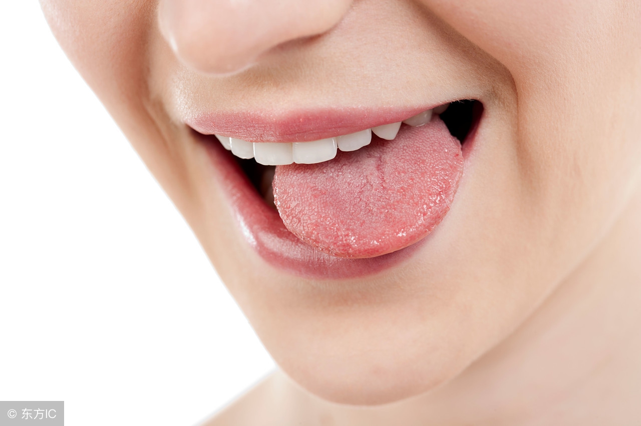 舌头发白是怎么回事怎样解决（导致舌苔发白的原因，无非就这几个，千万别不当一回事）