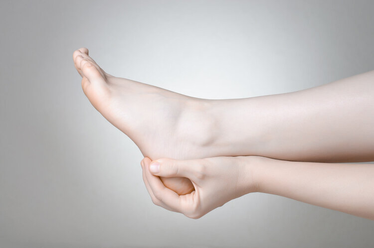 脚干裂脱皮怎么办最有效（脚后跟干裂起皮，除了缺乏维生素，还有这5个原因）
