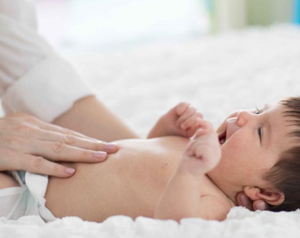 小孩肚子胀气怎么办快速解决（宝宝肚子胀气是怎么回事？这3种缓解方法，让宝宝更舒服）