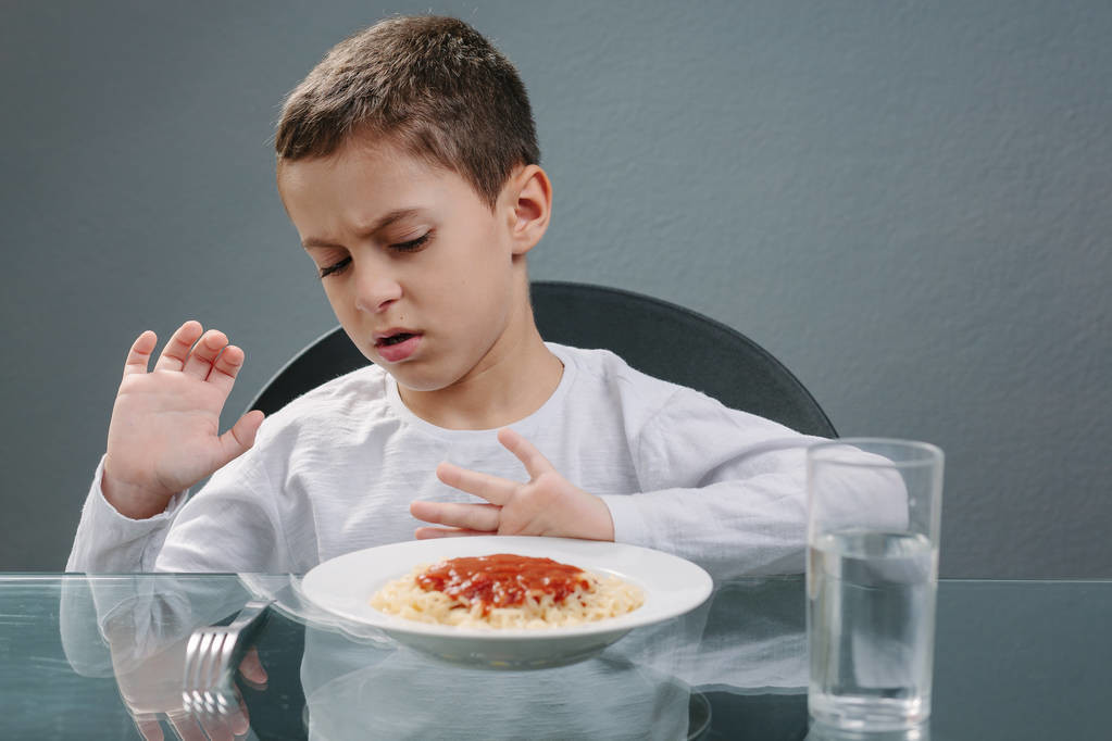 小孩厌食怎么办快速解决（孩子厌食不愿吃饭怎么办？6个方法让孩子爱上吃饭）