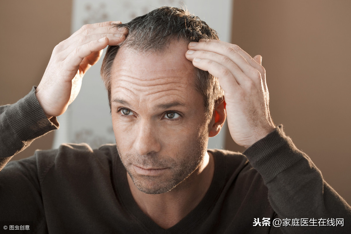 老掉头发是什么原因怎么补救（20岁总掉头发是怎么回事？3个方法能改善，遗传的除外）