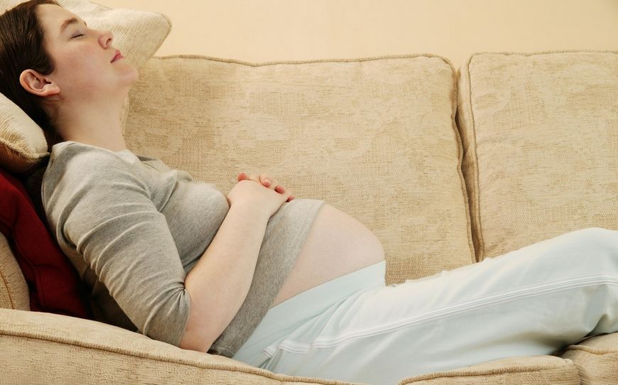 孕妇烧心吃什么可以缓解（孕期老是“反酸烧心”，孕妈多试试这5招秘诀，轻松缓解问题）