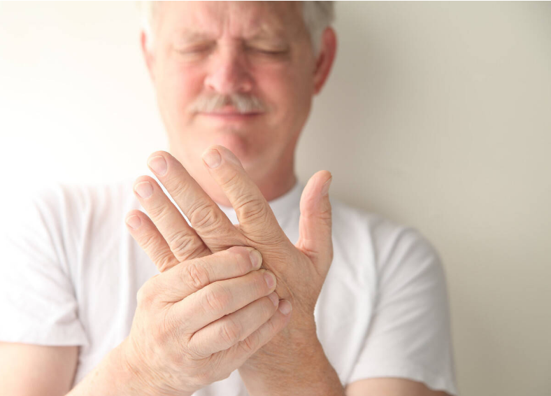 手指关节疼痛怎么治疗最快最好（手指关节痛，提示什么疾病？医生提醒：出现这些伴随症状，要重视）