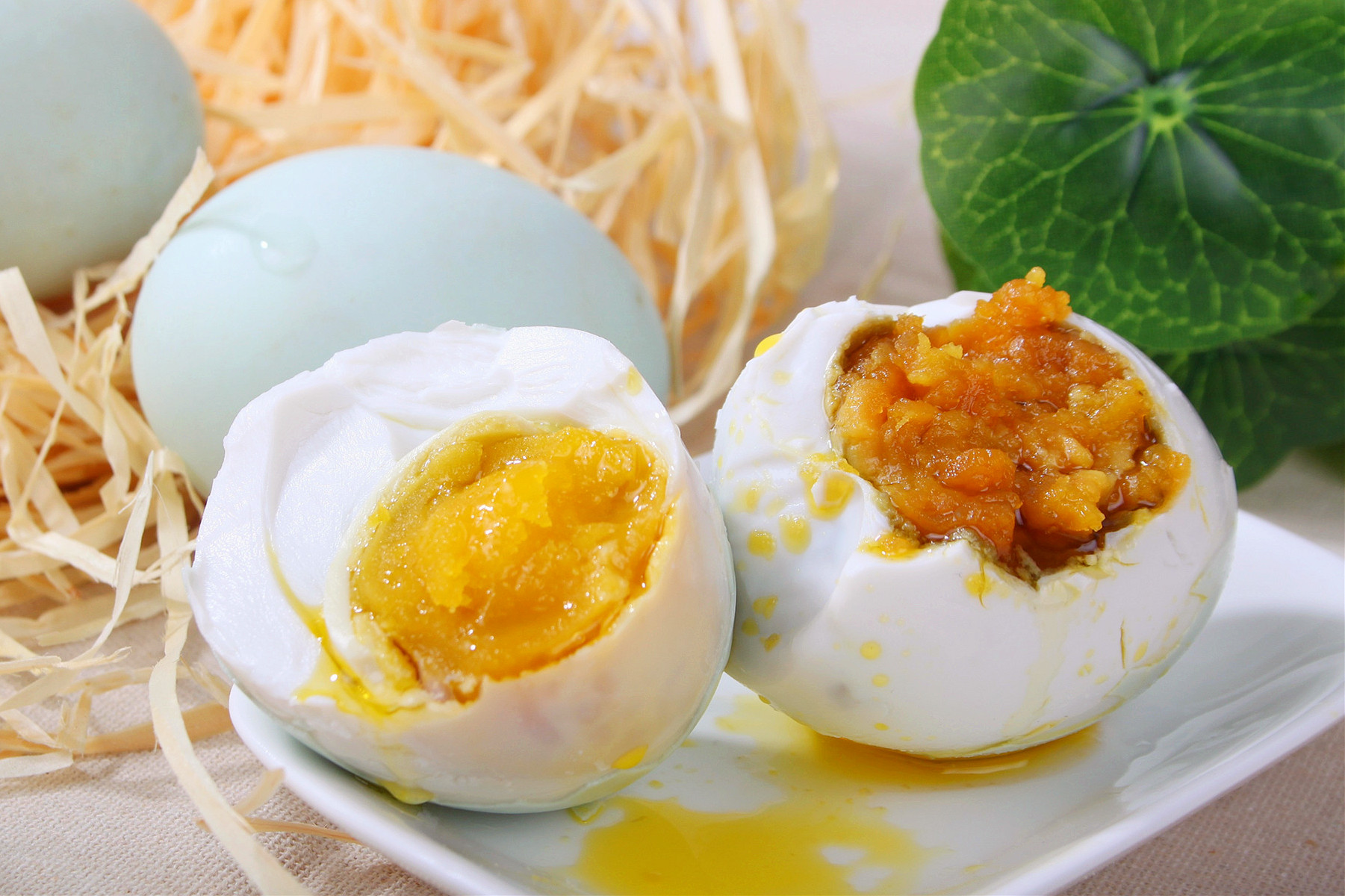 饱和盐水法做出来的咸鸭蛋 100％成功 切开蛋黄个个都冒油 ＊ 阿波罗新闻网